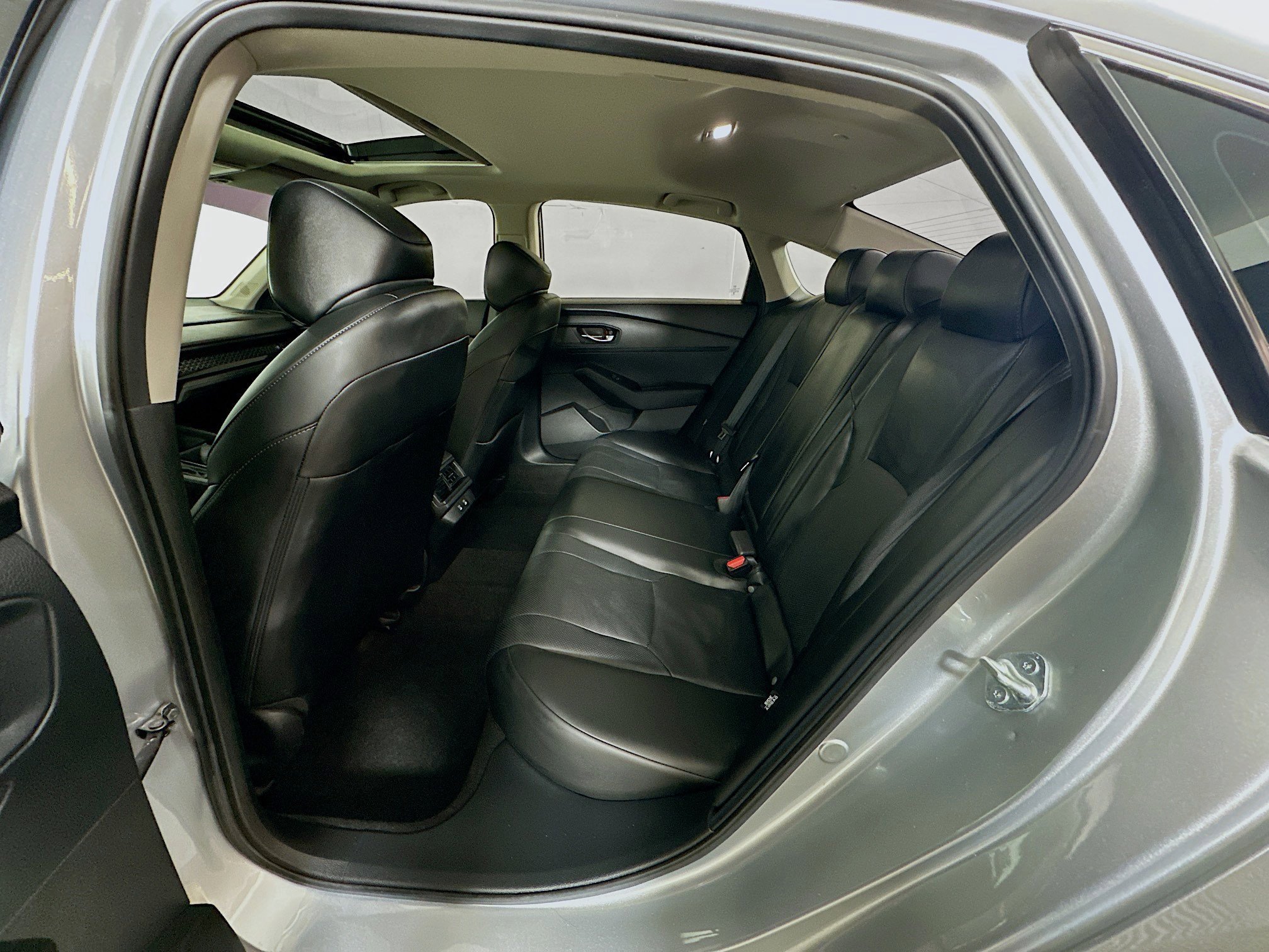 Used 2024 Solar Silver Metallic Honda EX-L image 26