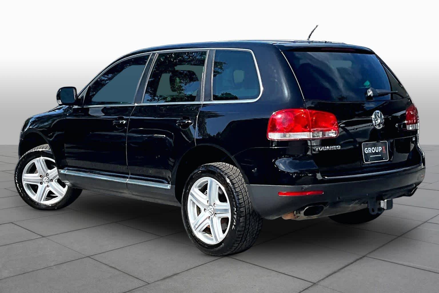 Used 2006 Black Volkswagen 4.2L V8 image 16