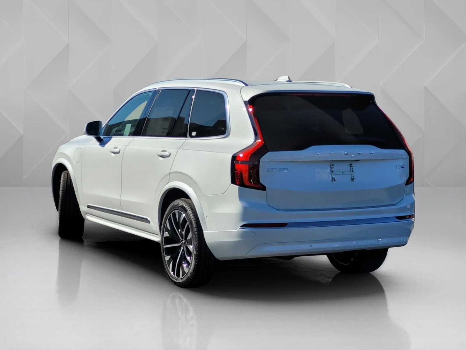 New 2026 White Volvo T8 Plus image 4