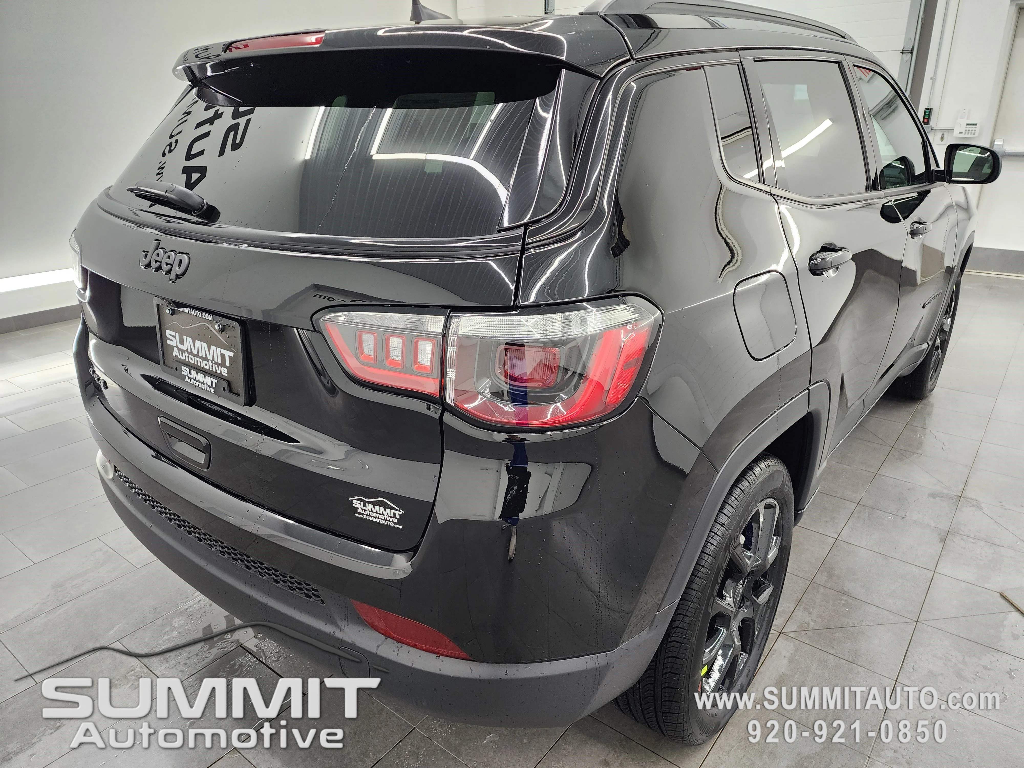 New 2026 Diamond Black Crystal Pearl-Coat Exterior Paint Jeep Latitude image 4