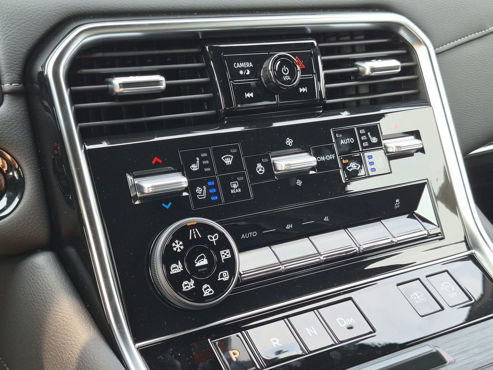 New 2026 Everest White TriCoat / Super Black Two-tone Nissan Platinum Reserve image 16
