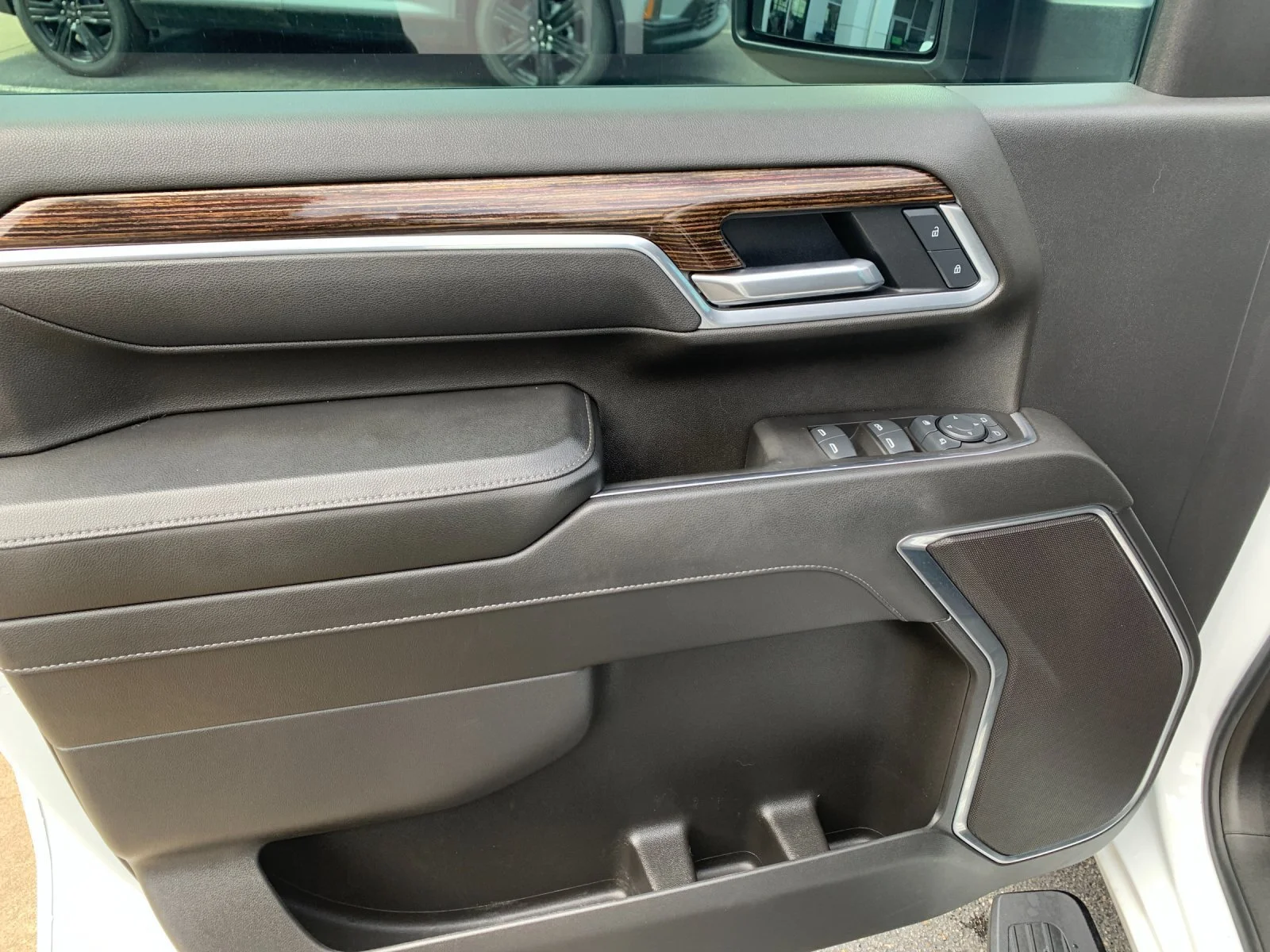 Used 2025 Summit White GMC SLE image 11
