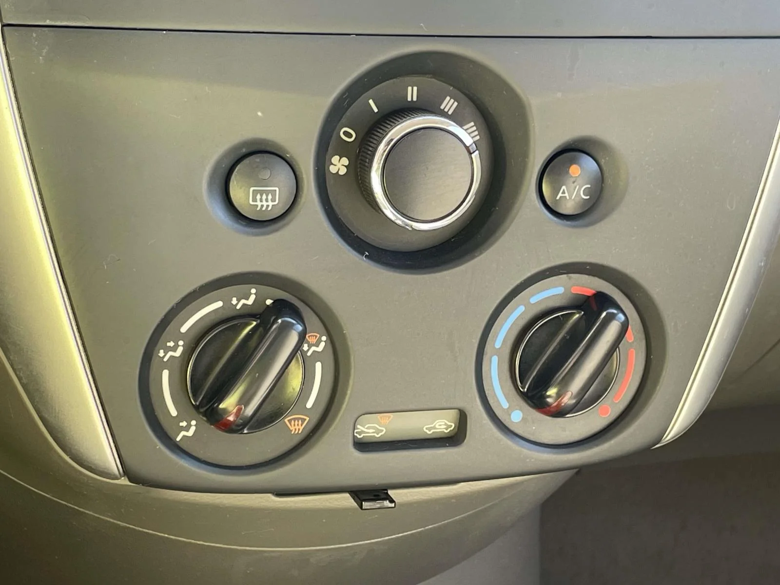 Used 2015 White Nissan 4dr Sdn CVT 1.6 SV image 9