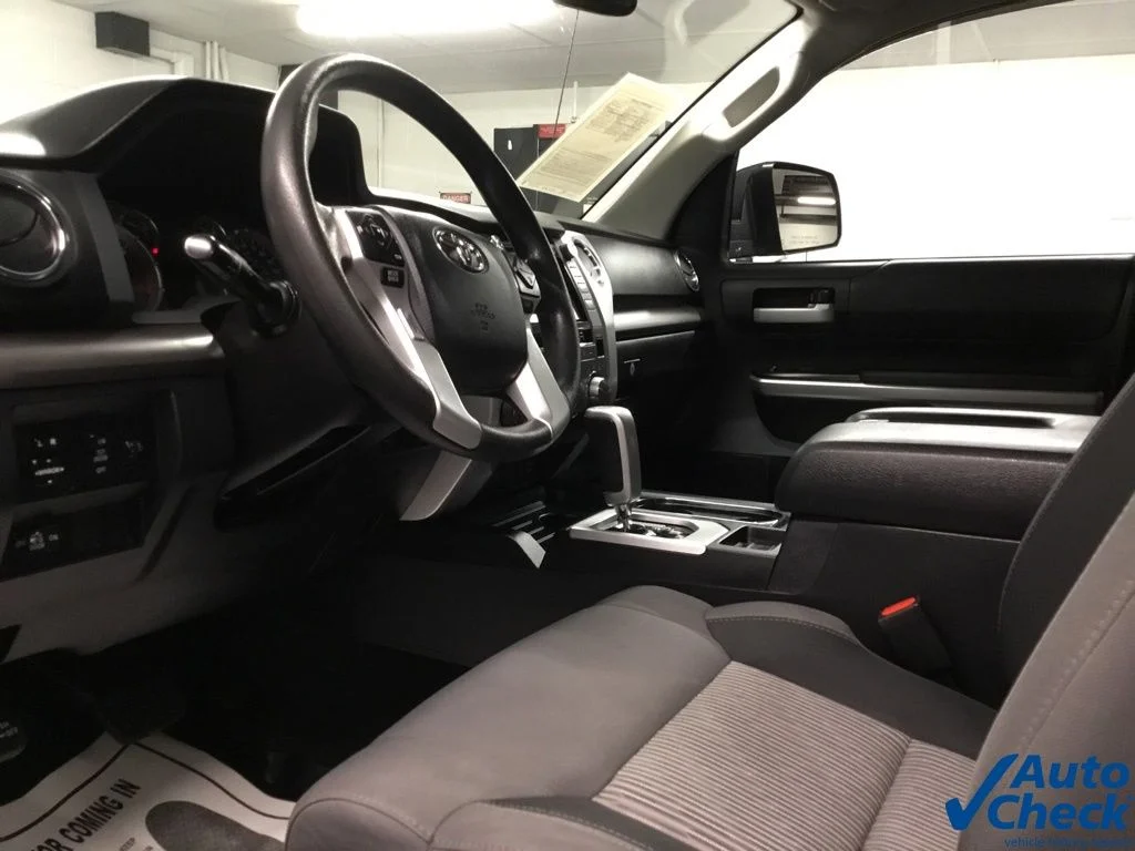 Used 2017 Silver Toyota SR5 image 27