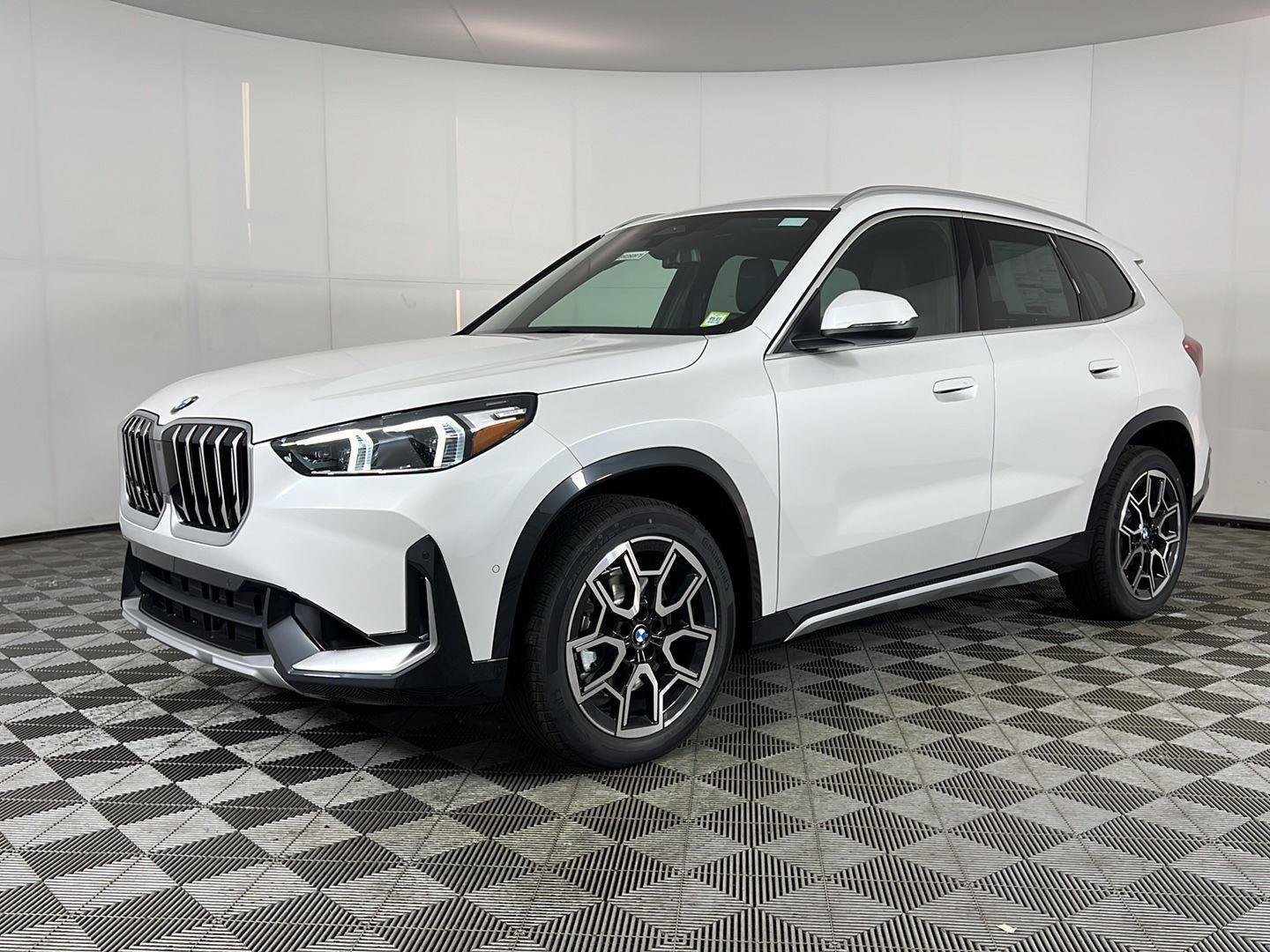 New 2026 Mineral White Metallic BMW xDrive28i image 17