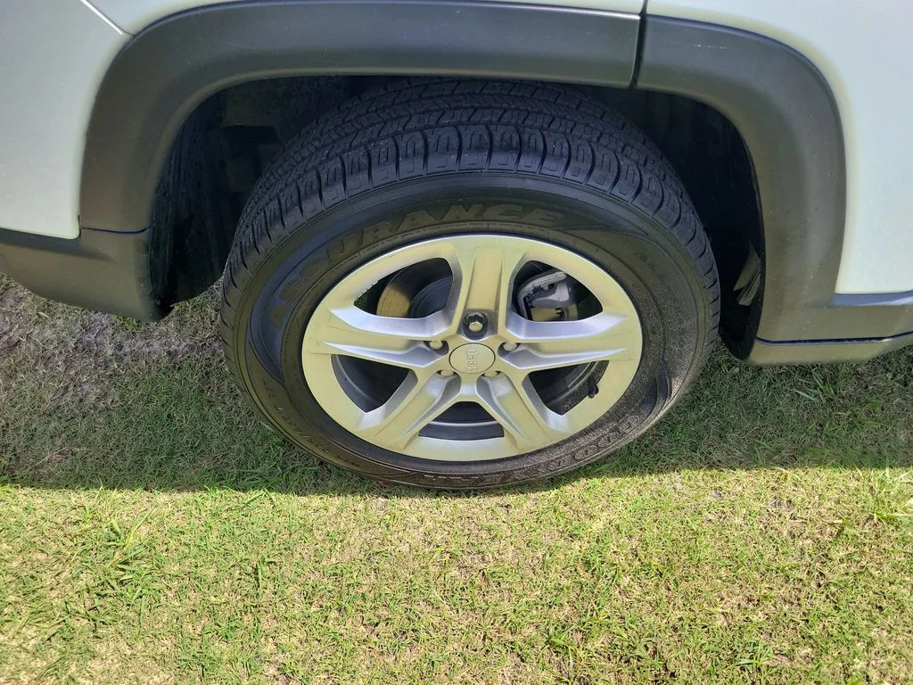 Used 2024 Bright White Clearcoat Jeep Latitude image 8