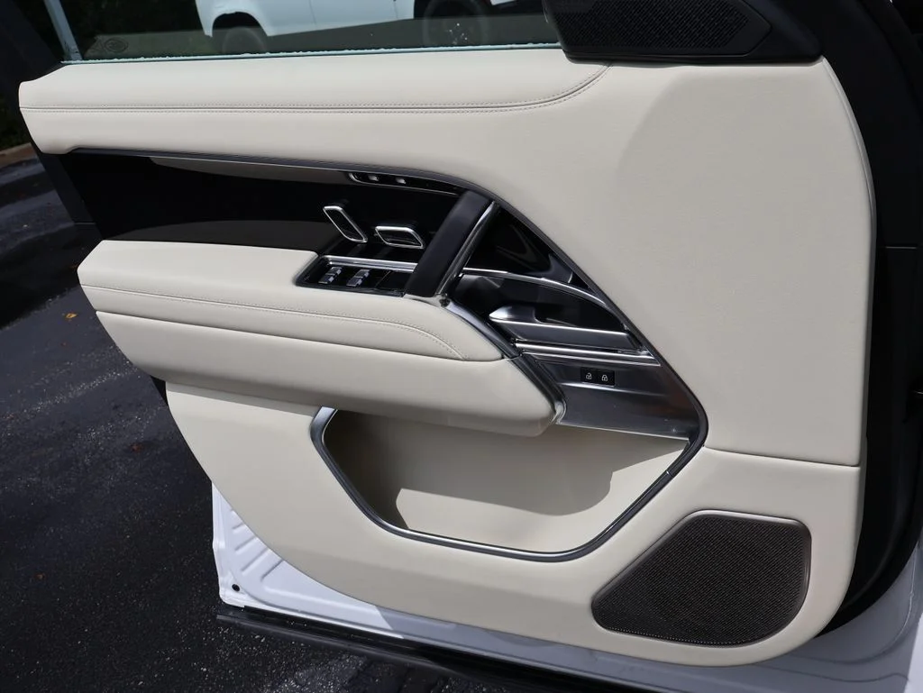 New 2026 Ostuni Pearl Wht Prem Met Land Rover Autobiography image 34