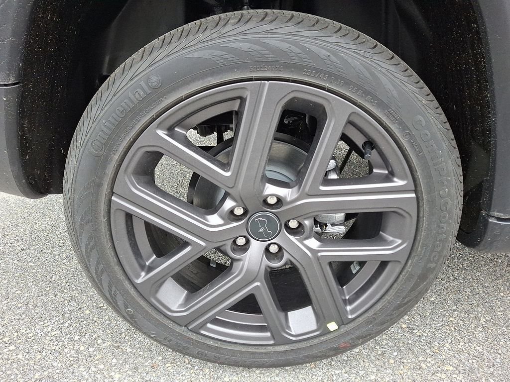 New 2026 Black Jeep Latitude image 4
