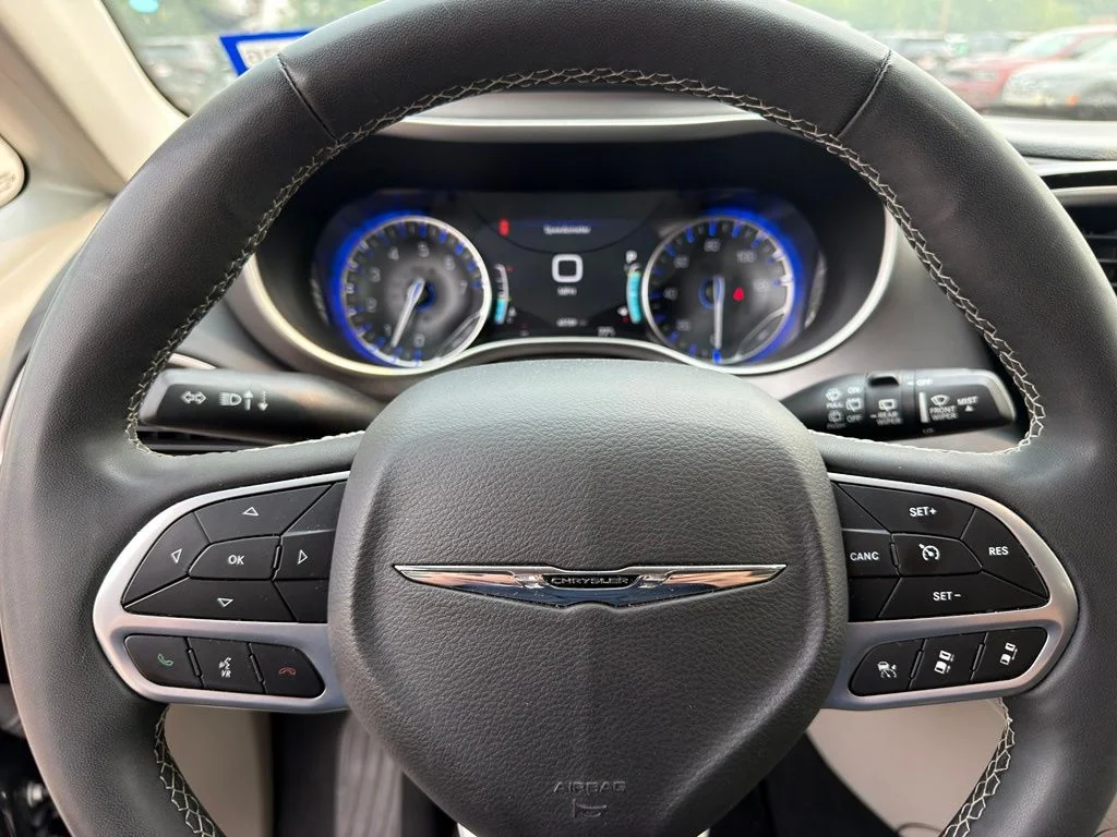 Used 2023 Black Chrysler Touring L image 18