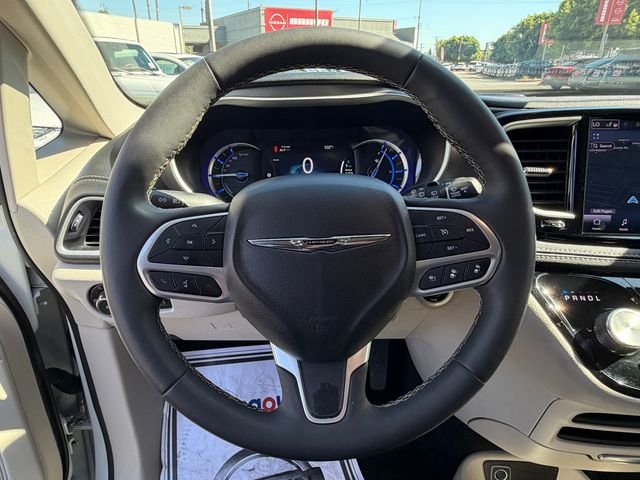 Used 2024 White Chrysler Select image 20