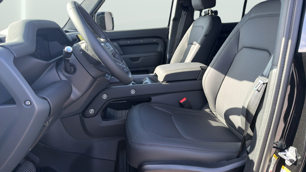 New 2026 Santorini Black Land Rover X-Dynamic SE image 17