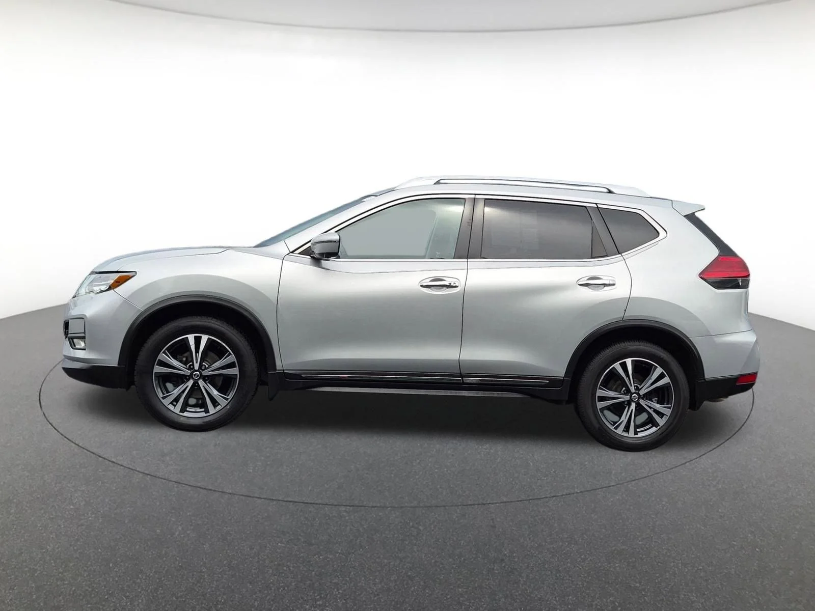 Used 2017 Brilliant Silver Nissan SL image 9