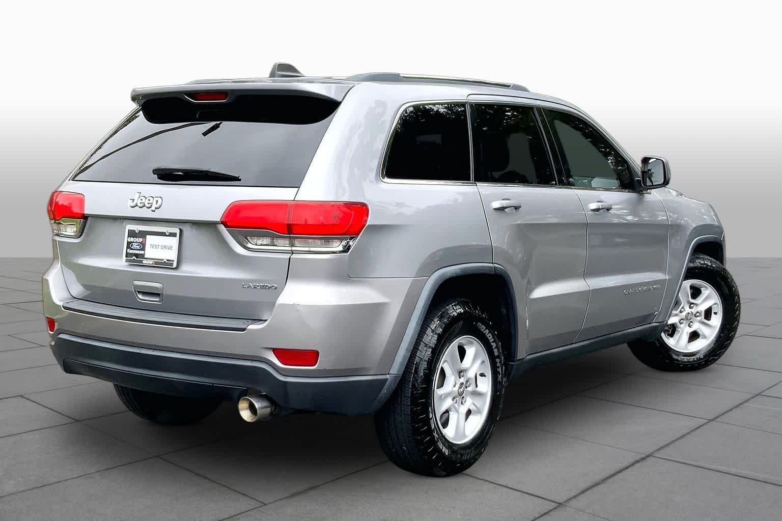 Used 2014 Billet Silver Metallic Clearcoat Jeep Laredo image 12