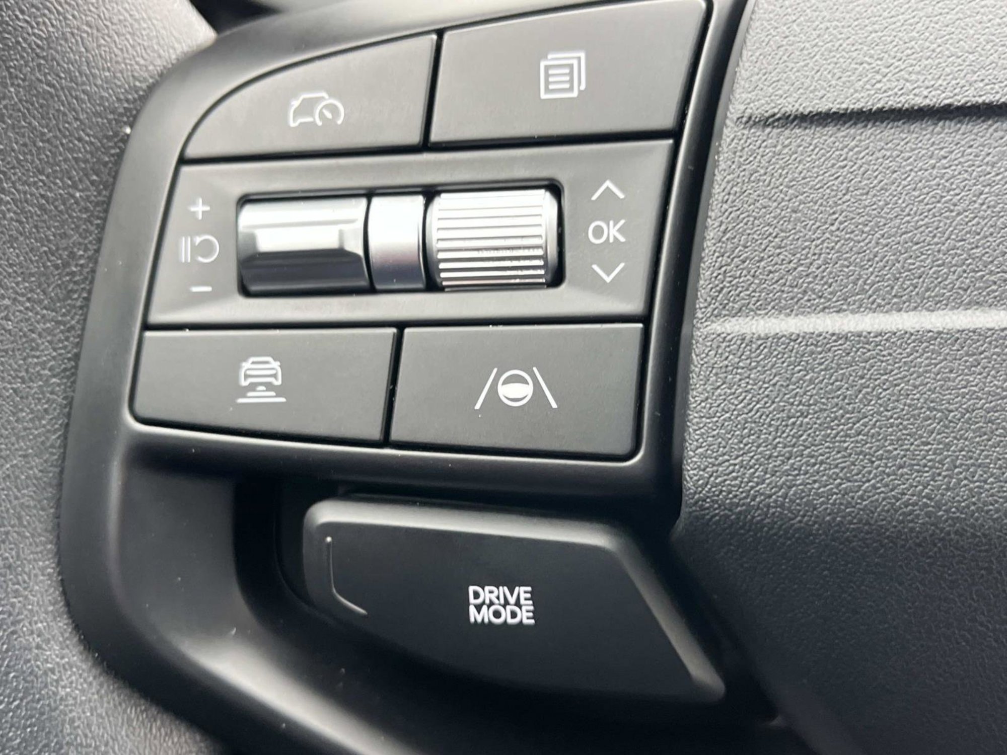 New 2025 Snow White Pearl Kia LXS image 24