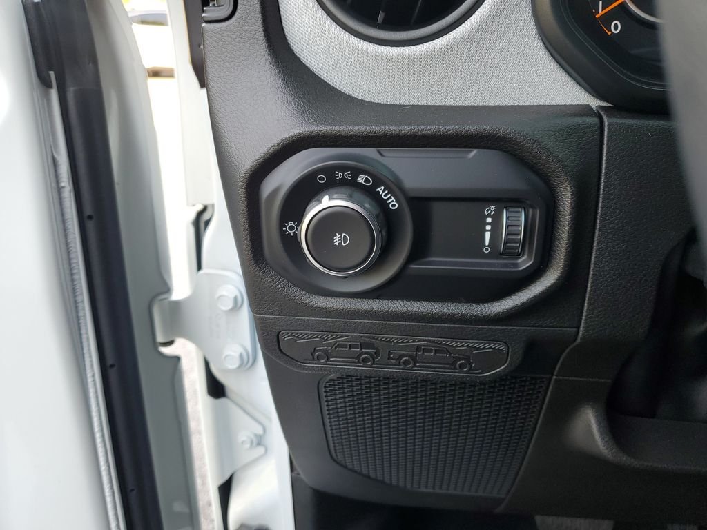 Used 2025 White Jeep Sport S image 14