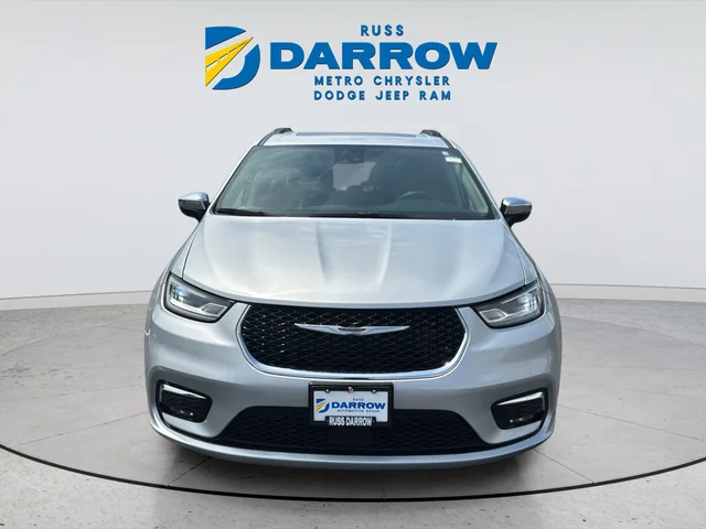 Used 2023 Silver Chrysler Limited image 8