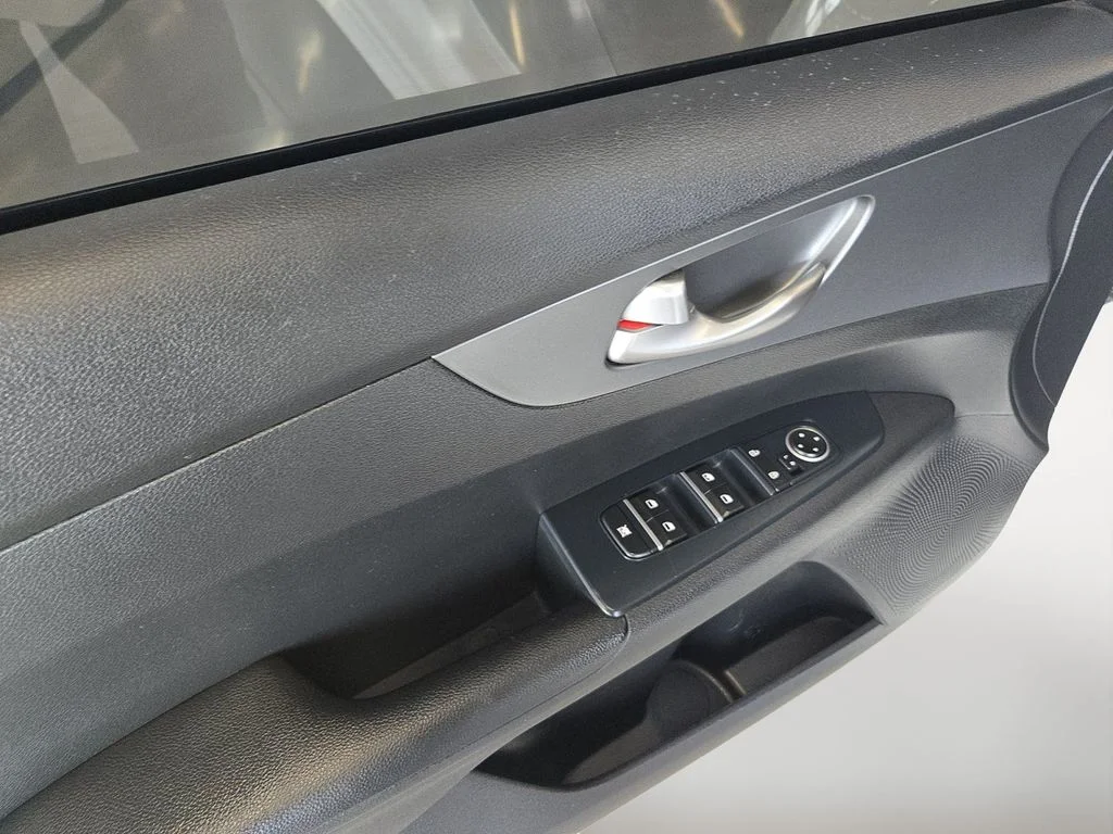 Used 2021 White Kia FE image 10