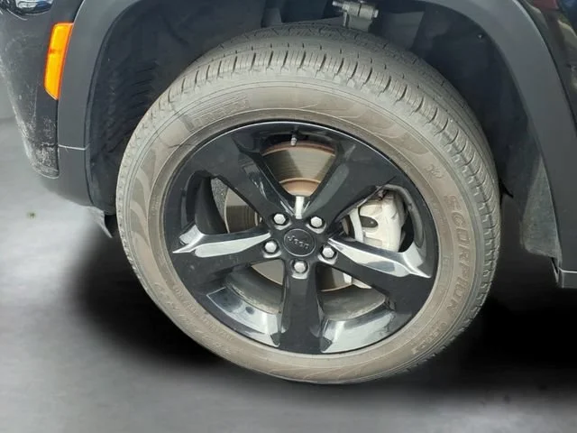 Used 2025  Jeep Limited image 18