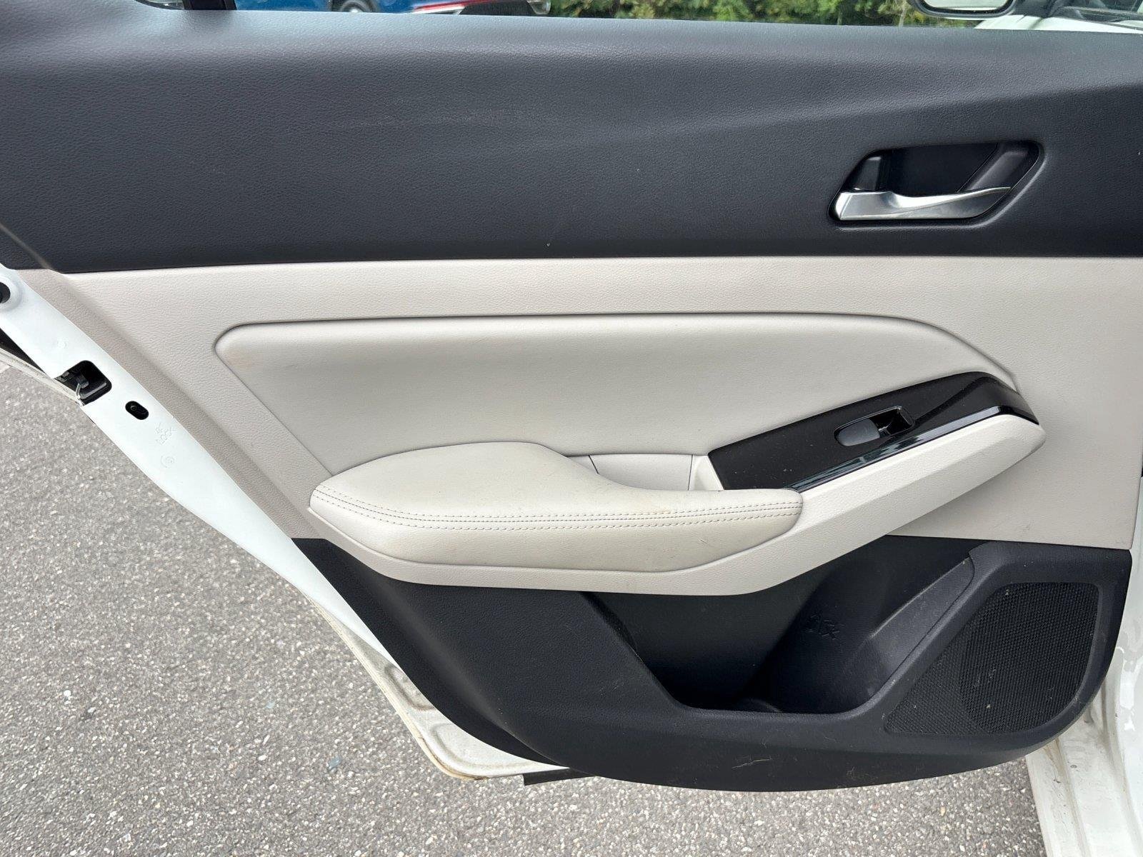 Used 2022 Pearl White Tricoat Nissan 2.5 SV image 30