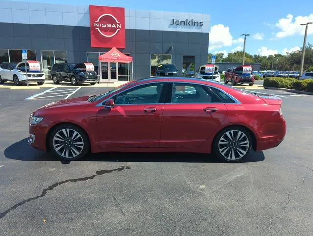 Used 2017 Red Lincoln Reserve image 11