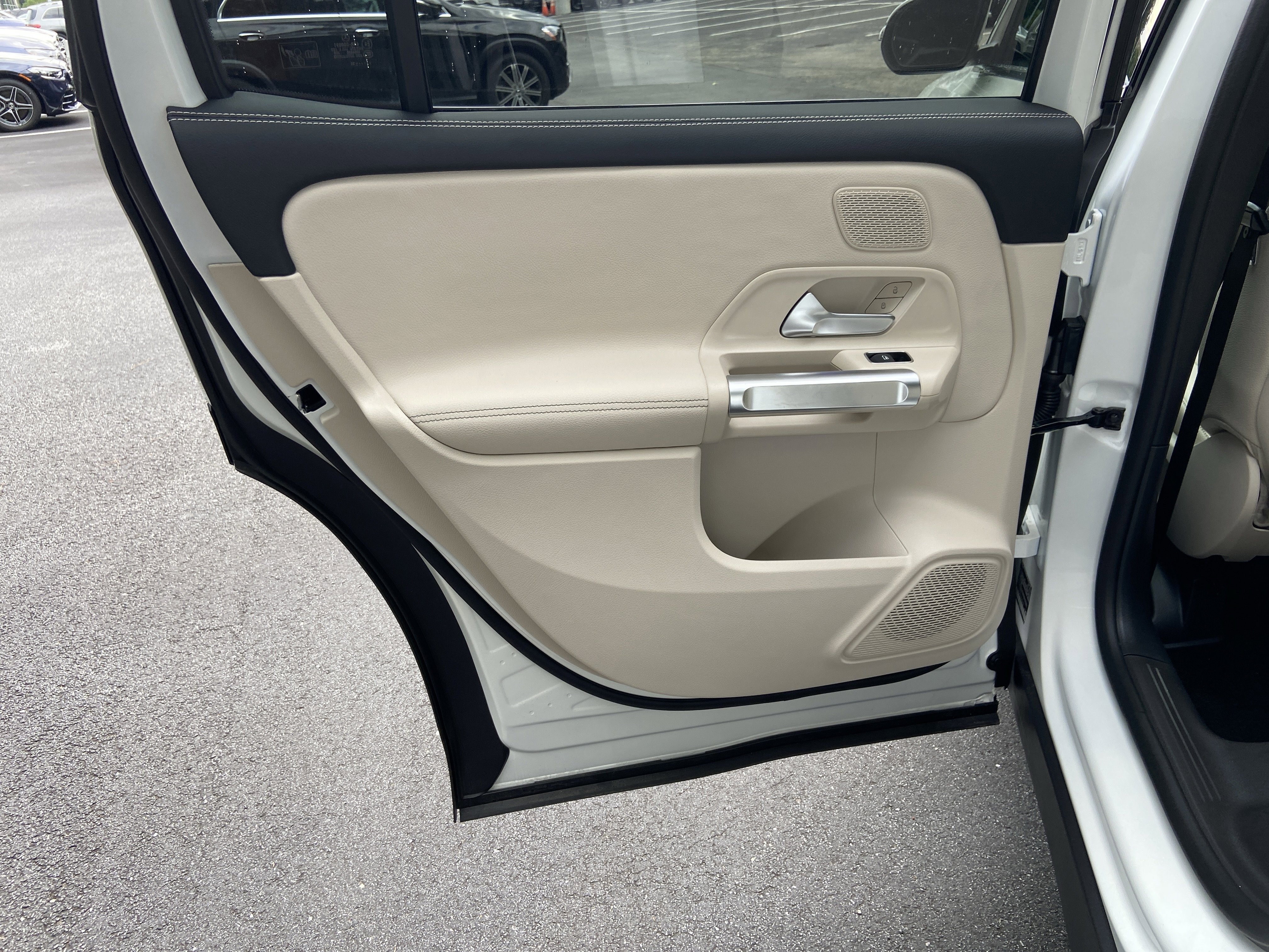 New 2026 Polar White Mercedes-Benz GLB 250 SUV image 34