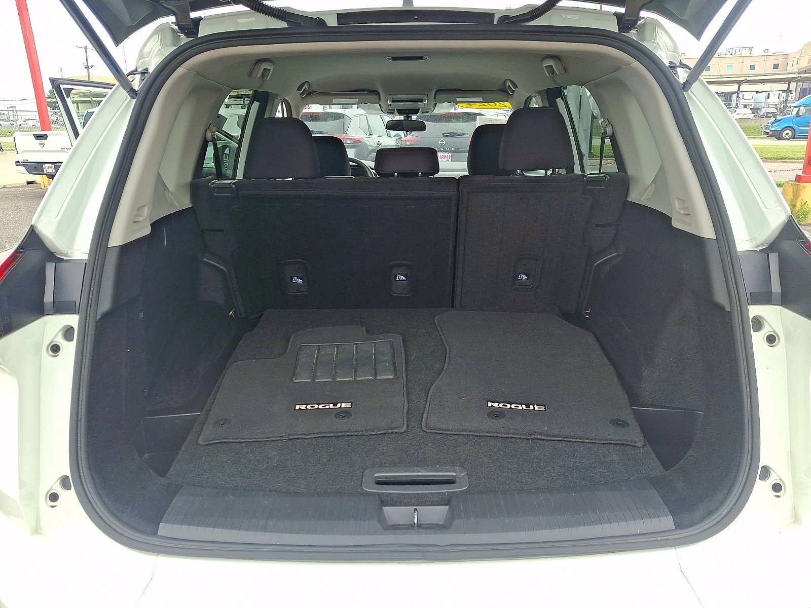 Used 2024 Glacier White Nissan S image 28