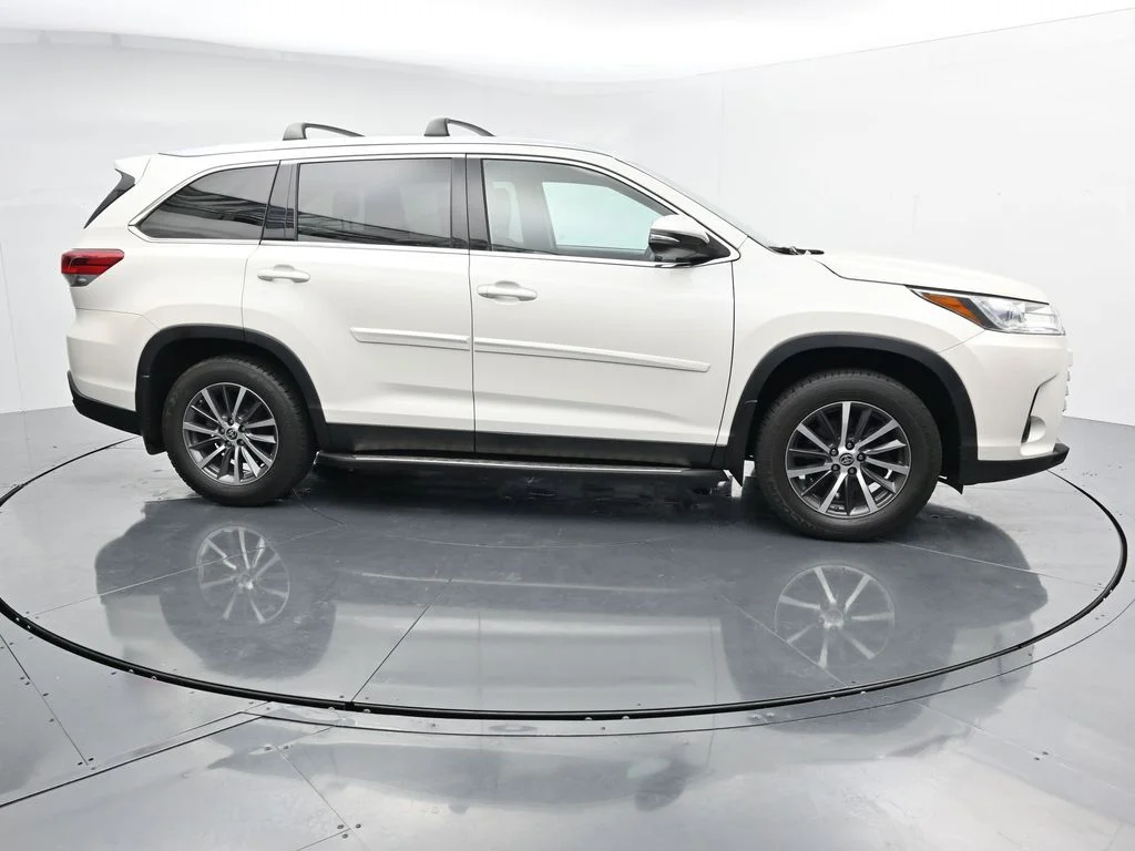 Used 2019 White Toyota XLE image 9