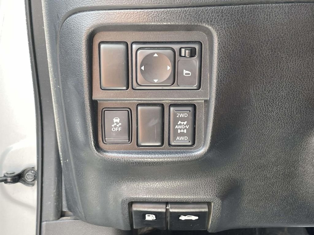 Used 2015 Silver Nissan SV image 18