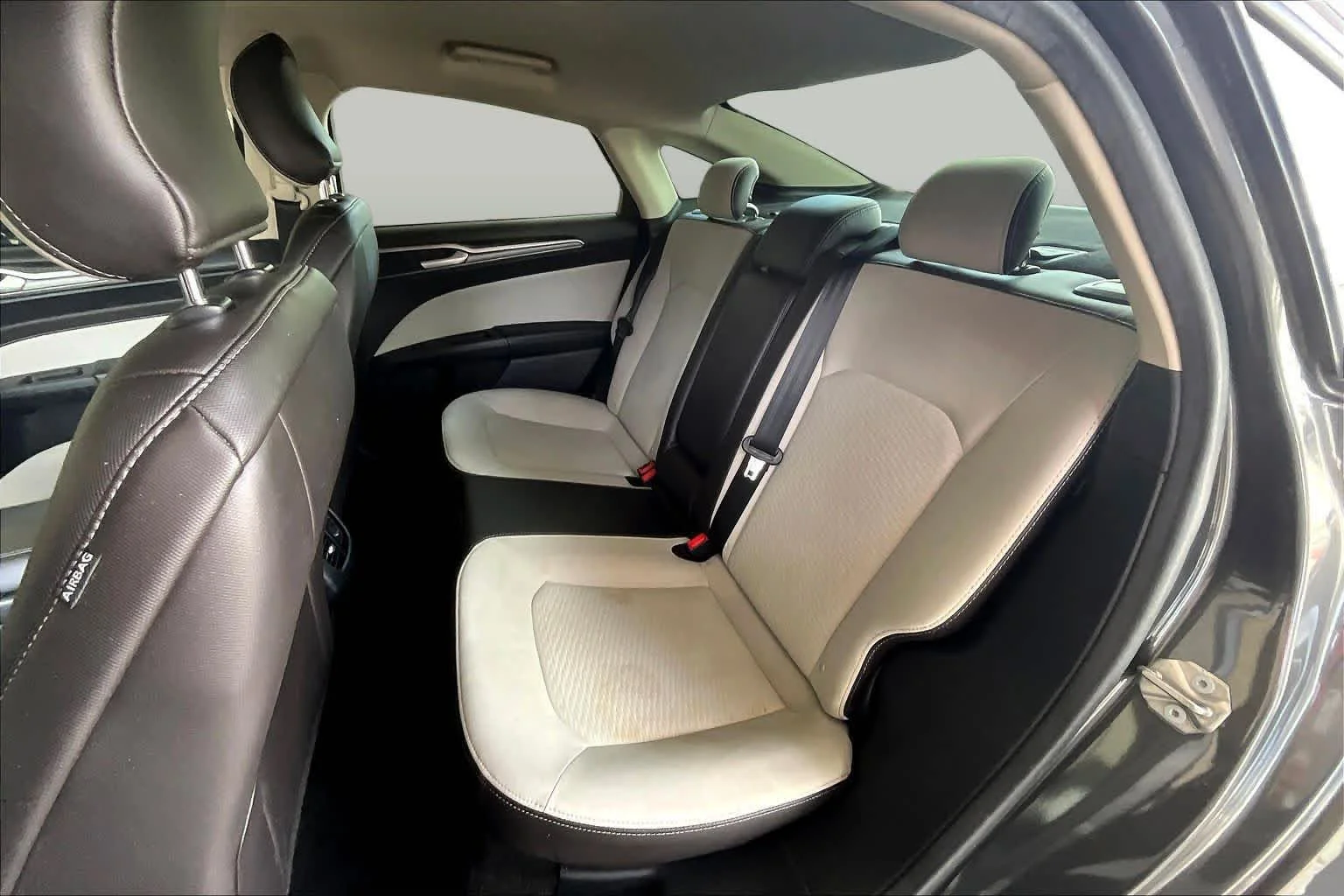 Used 2019 Magnetic Metallic Ford SE image 20