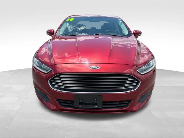 Used 2014 Red Ford SE image 2