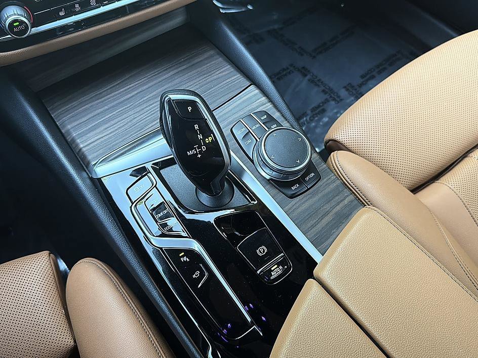 Used 2021 Black Sapphire Metallic BMW 540i image 18