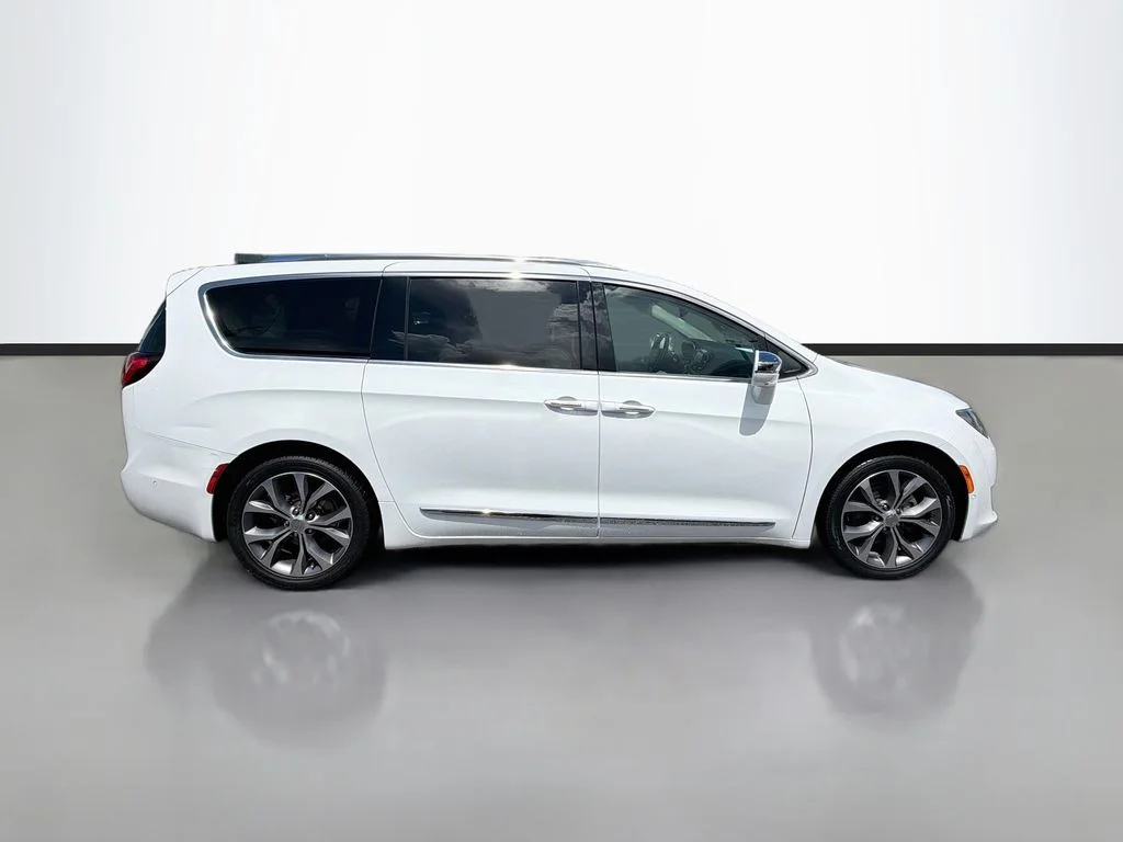 Used 2018 White Chrysler Limited image 4