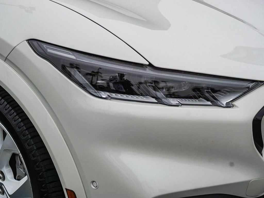 Used 2022 White Ford Premium image 11