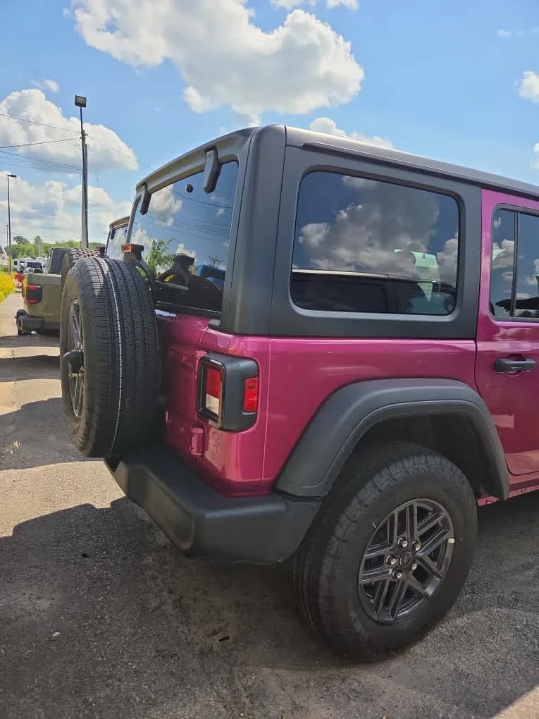New 2026 Tuscadero Pearl-Coat Exterior Paint Jeep Sport S image 3