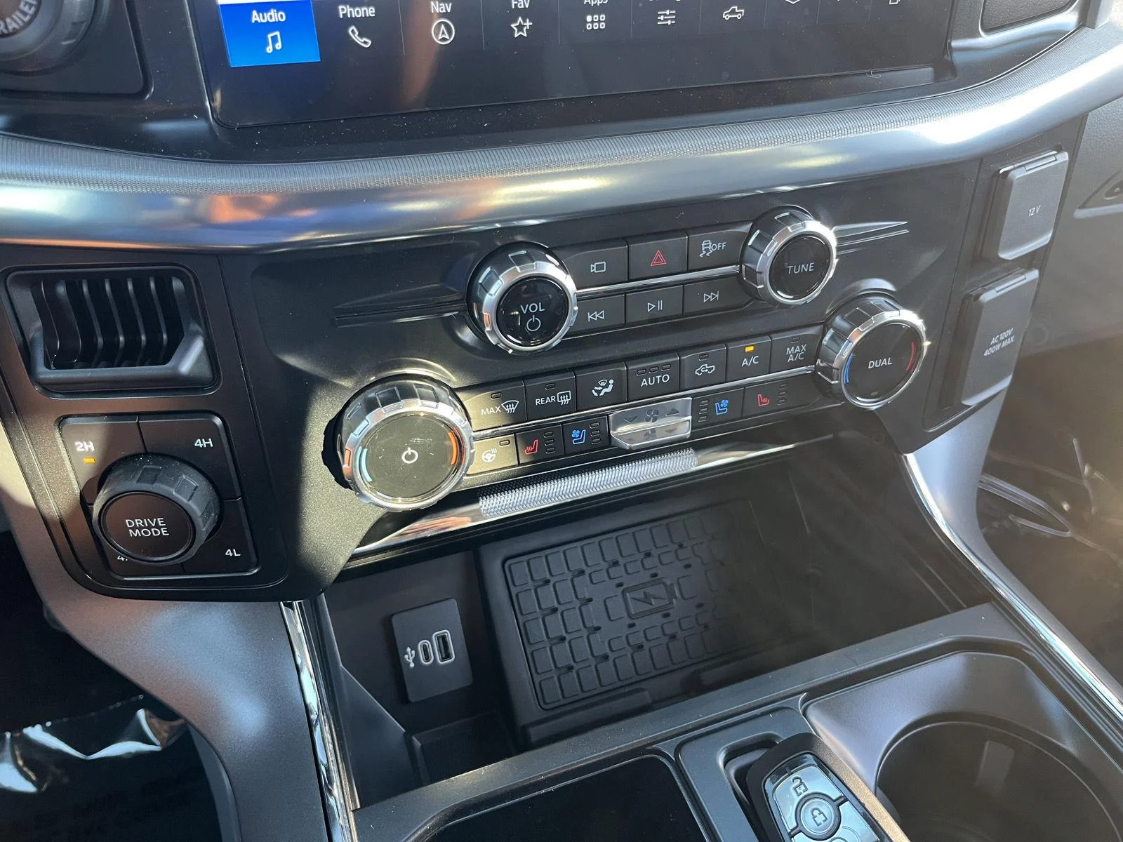 New 2026 Oxford White Ford LARIAT image 21
