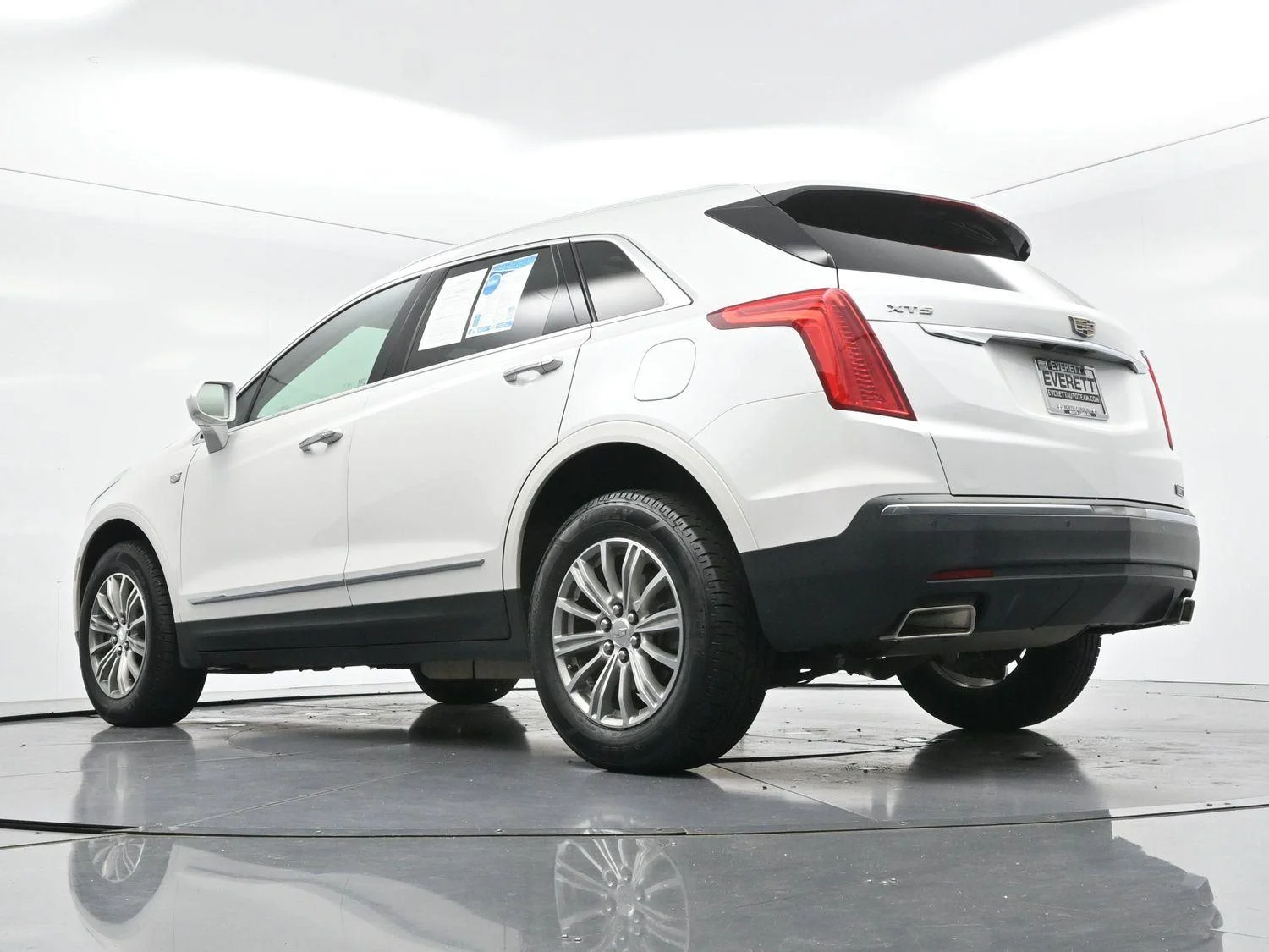 Used 2017 CRYSTAL WHITE TRICOAT Cadillac Luxury FWD image 46