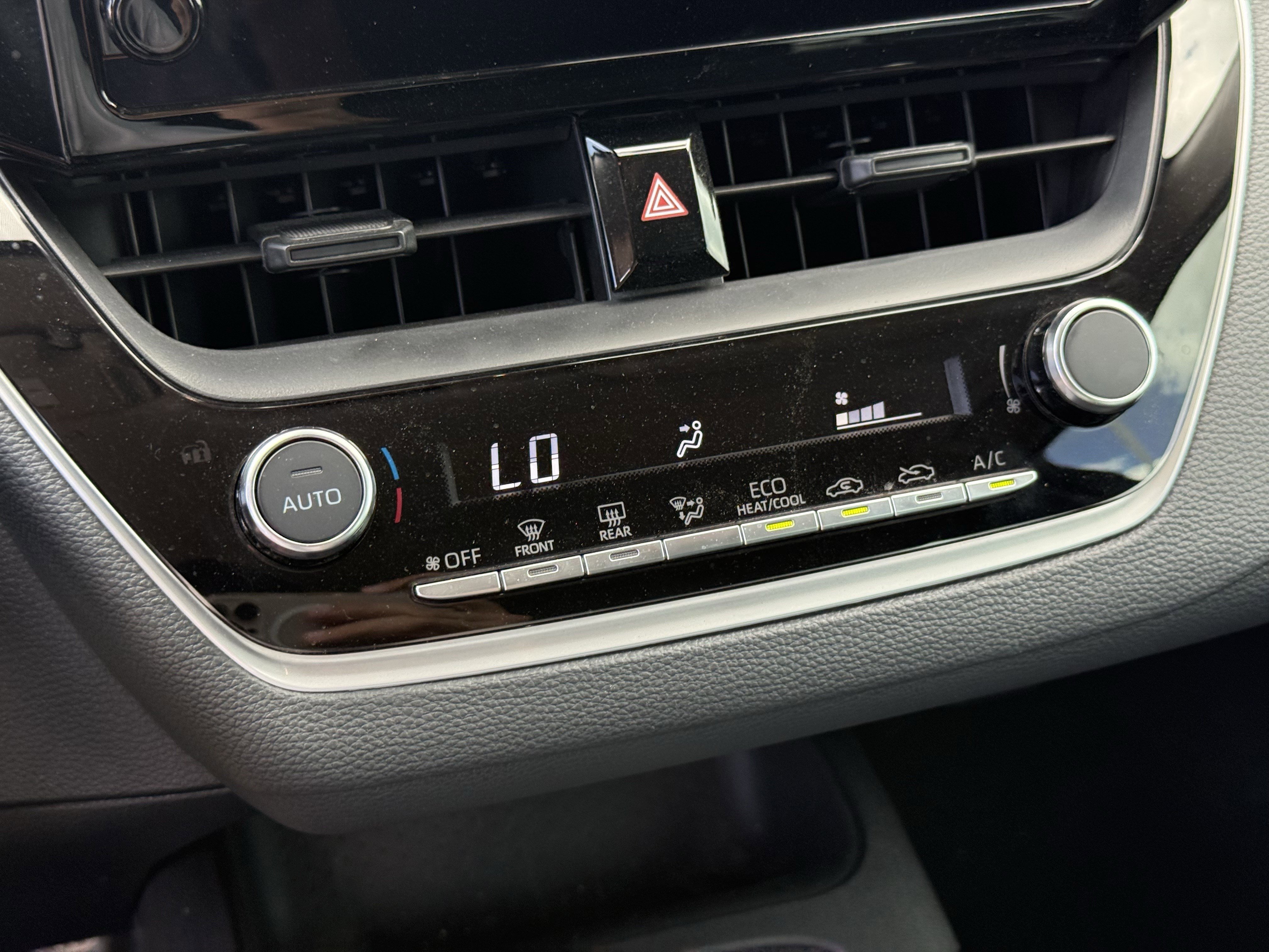 Used 2025 Pearl Toyota LE image 22