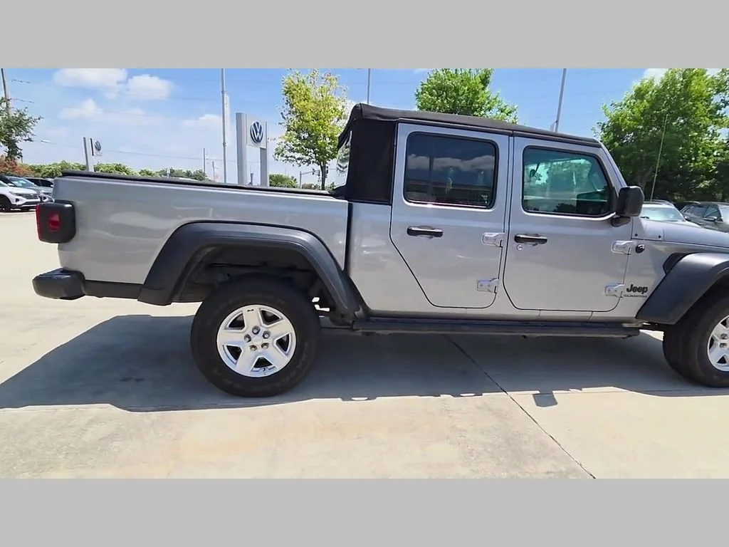 Used 2020 Silver Jeep Sport image 33
