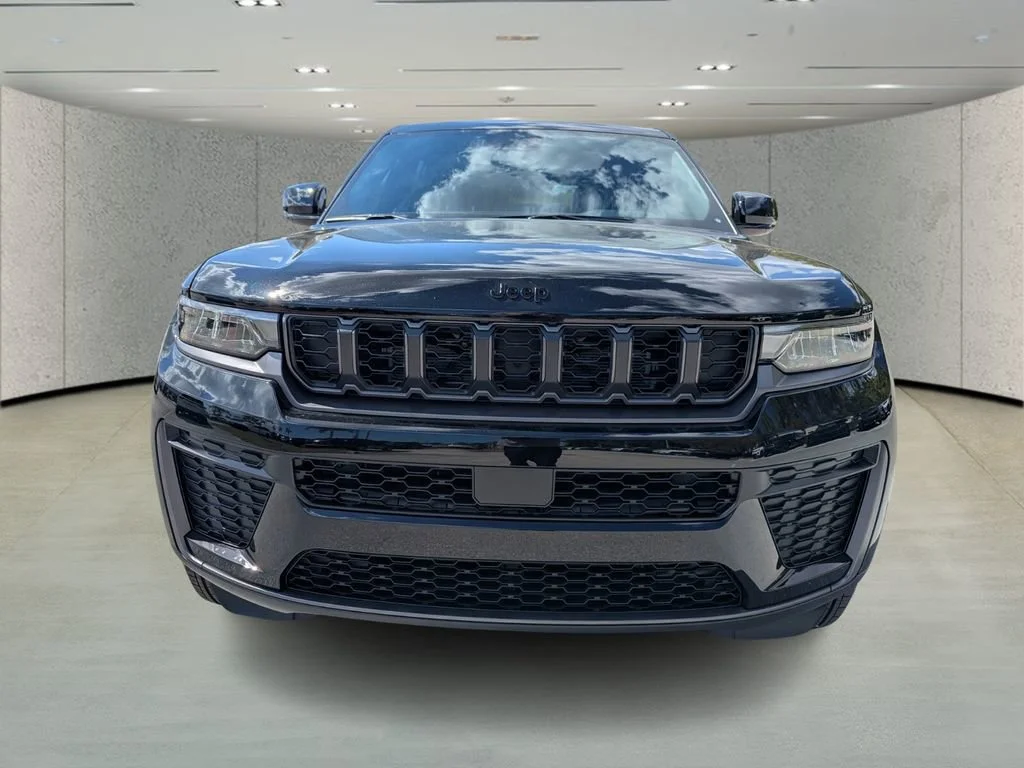 New 2026 Diamond Black Crystal Pearl-Coat Exterior Paint Jeep Laredo Altitude image 2