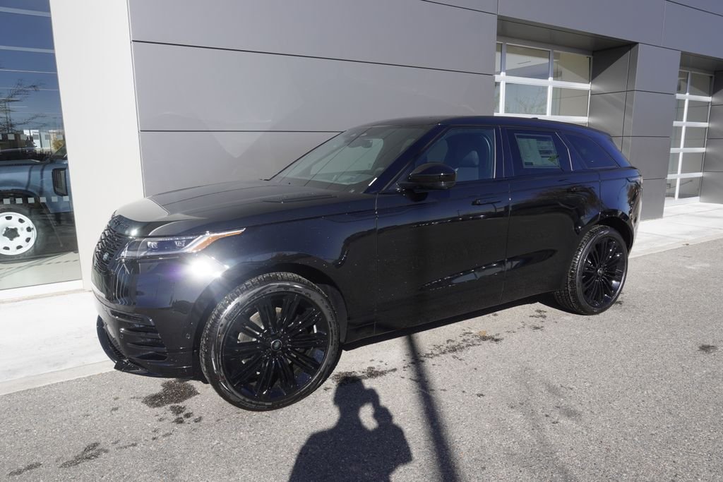 New 2026 Santorini Black Land Rover Dynamic SE image 3