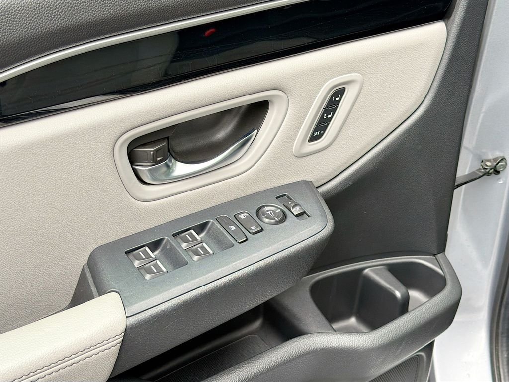 Used 2023 Lunar Silver Metallic Honda EX-L 7 Passenger image 14