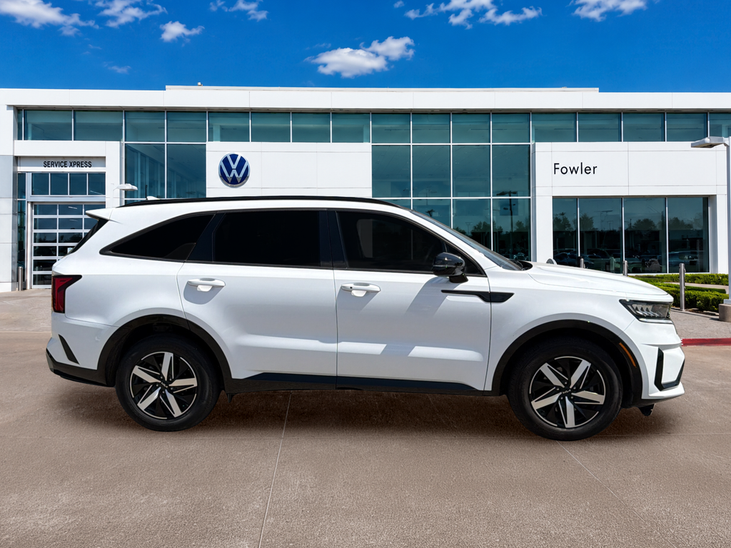 Used 2022 White Kia S image 4