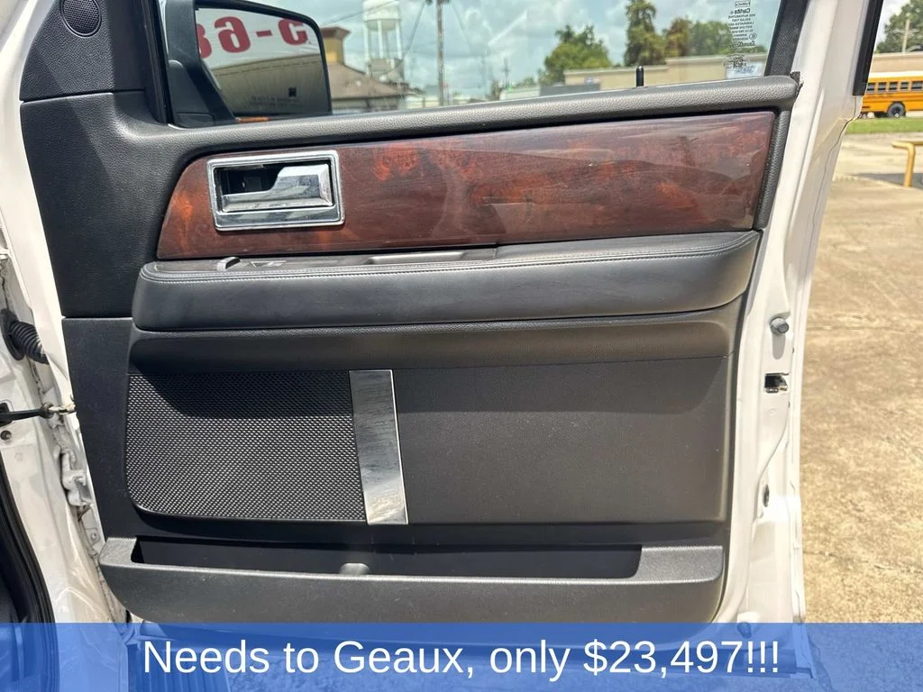 Used 2017 White Lincoln Select image 36
