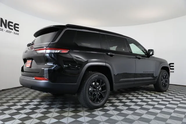 New 2026 Diamond Black Crystal Pearl-Coat Exterior Paint Jeep Altitude image 34