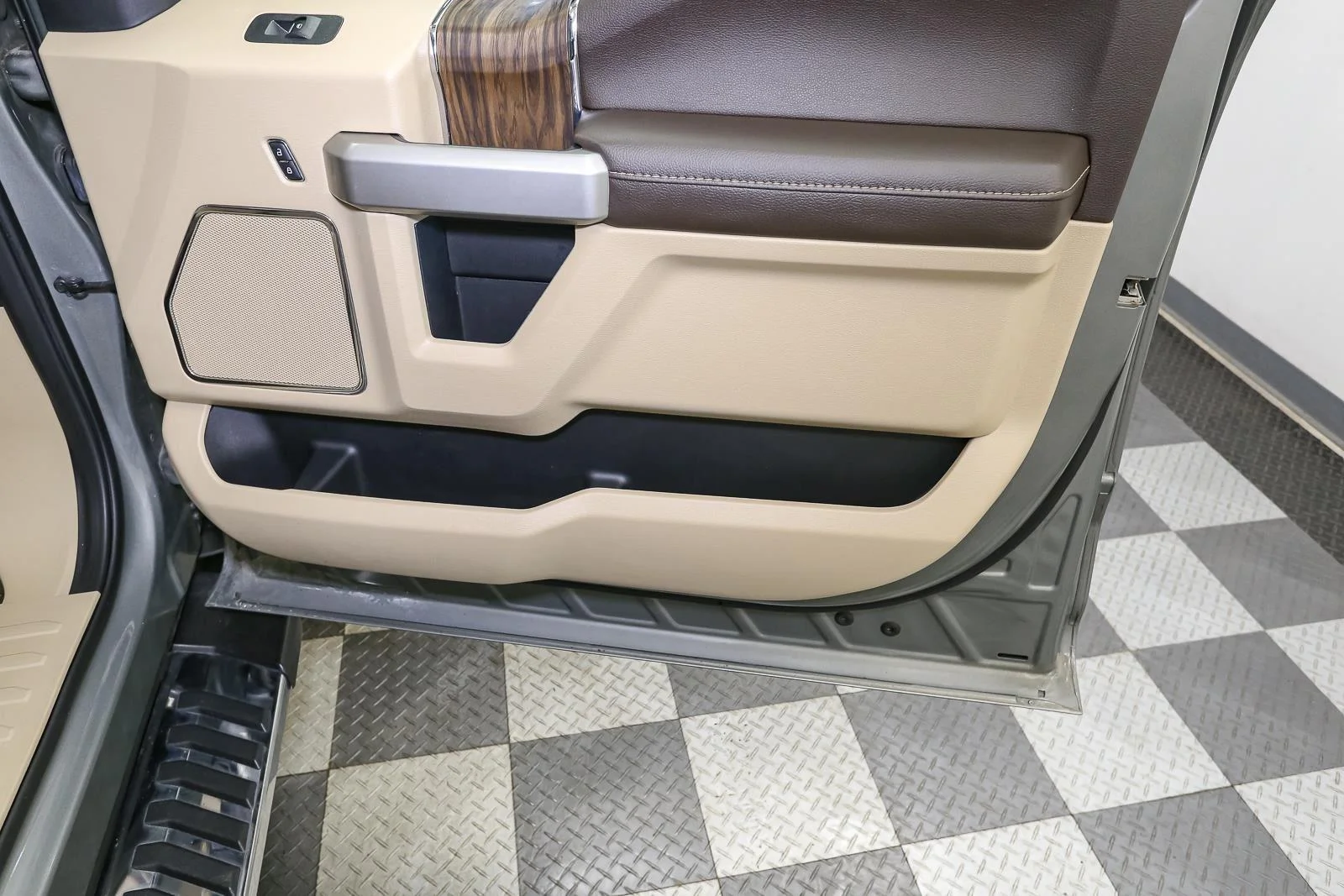 Used 2020 Silver Spruce Ford LARIAT image 20