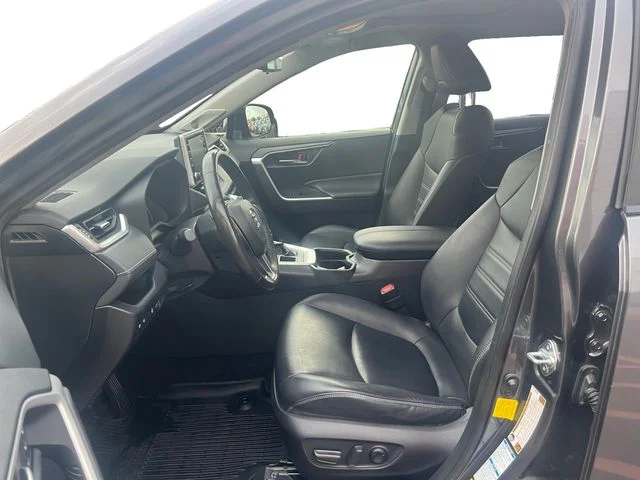 Used 2019 Gray Toyota XLE Premium image 9
