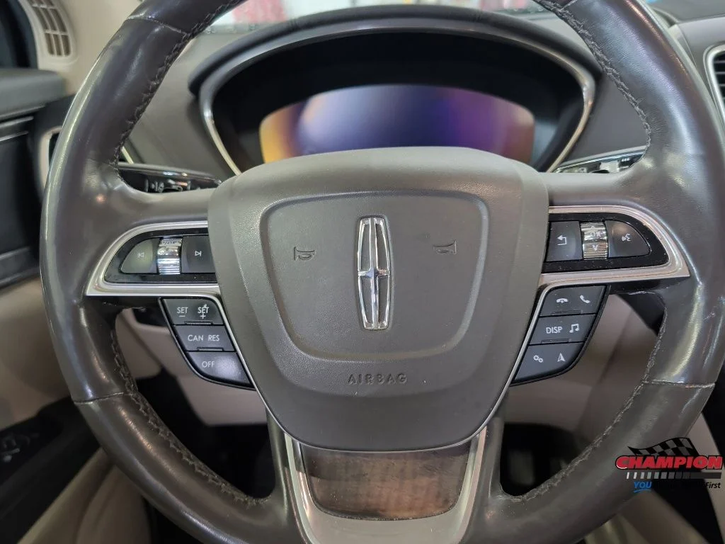 Used 2019 Brown Lincoln Select image 23
