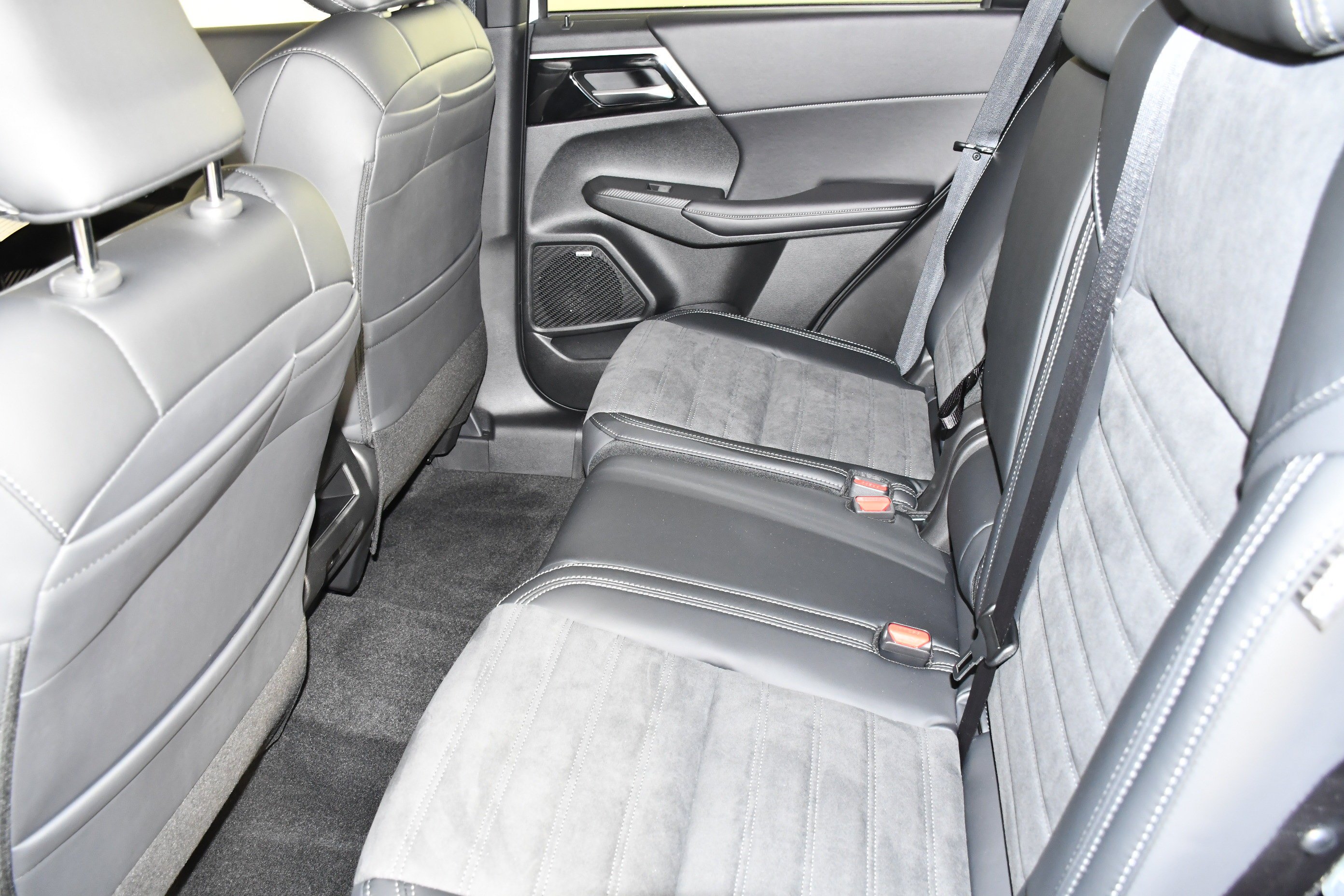 New 2026 White Diamond/Black Roof Mitsubishi TRAIL EDITION S-AWC image 14