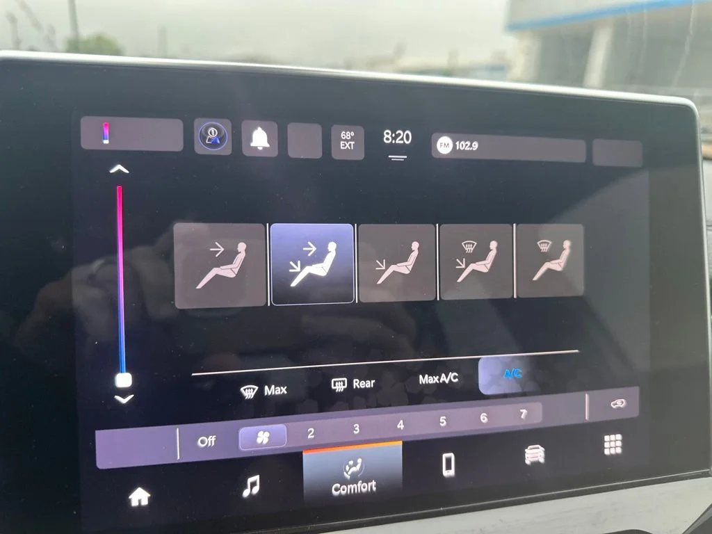 Used 2023 White Jeep Latitude image 13