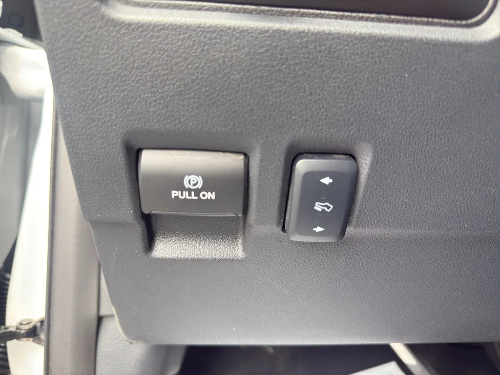 Certified Used 2025 Oxford White Ford LARIAT image 18